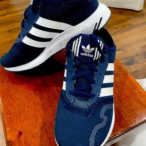 Boys youth size 2 adidas tennis shoes. Great condition!